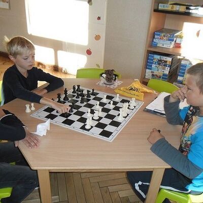 Bild vergr&ouml;&szlig;ern: Hort Osterburg Schach spielen
