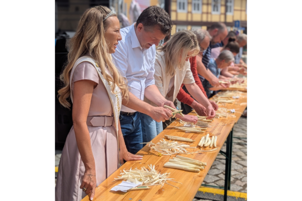 Ministerpraesident-Sven-Schulze_Spargelwettschaelen_Spargelfest-2026