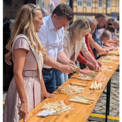 Ministerpraesident-Sven-Schulze_Spargelwettschaelen_Spargelfest-2026