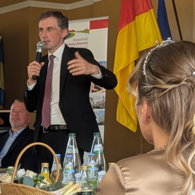 Bild vergr&ouml;&szlig;ern: Bildungsminister-Jan-Riedel_Politisches-Forum_Spargelfest-2026