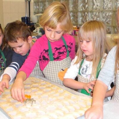 Bild vergr&ouml;&szlig;ern: Kita "Jenny Marx" Kinder beim Backen