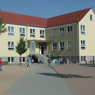 Bild vergr&ouml;&szlig;ern: Grundschule "am Hain" Osterburg - Neubau mit Schulhof