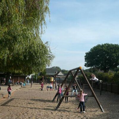 Bild vergr&ouml;&szlig;ern: Grundschule Flessau - Schulhof Seitenansicht