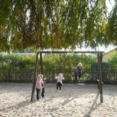 Bild vergr&ouml;&szlig;ern: Grundschule Flessau - Schulhof Frontansicht